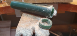 Moeder-dochter ringen met groene saffier