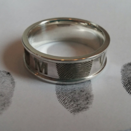 Zilveren ring met vingerafdrukken