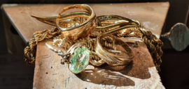 Collier gemaakt van oud goud en steen