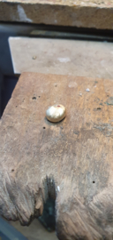 Kruisje gemaakt van oud goud, as en diamant verwerkt