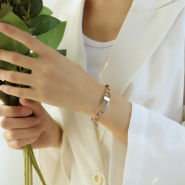 'Voor Mama/Oma', Naam armband met hart,  rosékleur (staal)