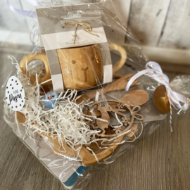 'Ready to Give' Paas cadeau pakketje - Bamboe bord en beker
