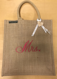 Jute tas M geborduurd met Mrs. in Fuchsia roze