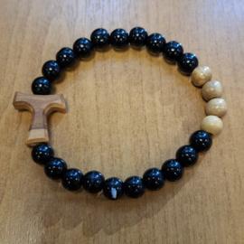 Kralenarmbandje zwart/bruin met Tau-kruisje