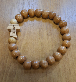 Armbandje met bruine kralen en Tau-kruisje