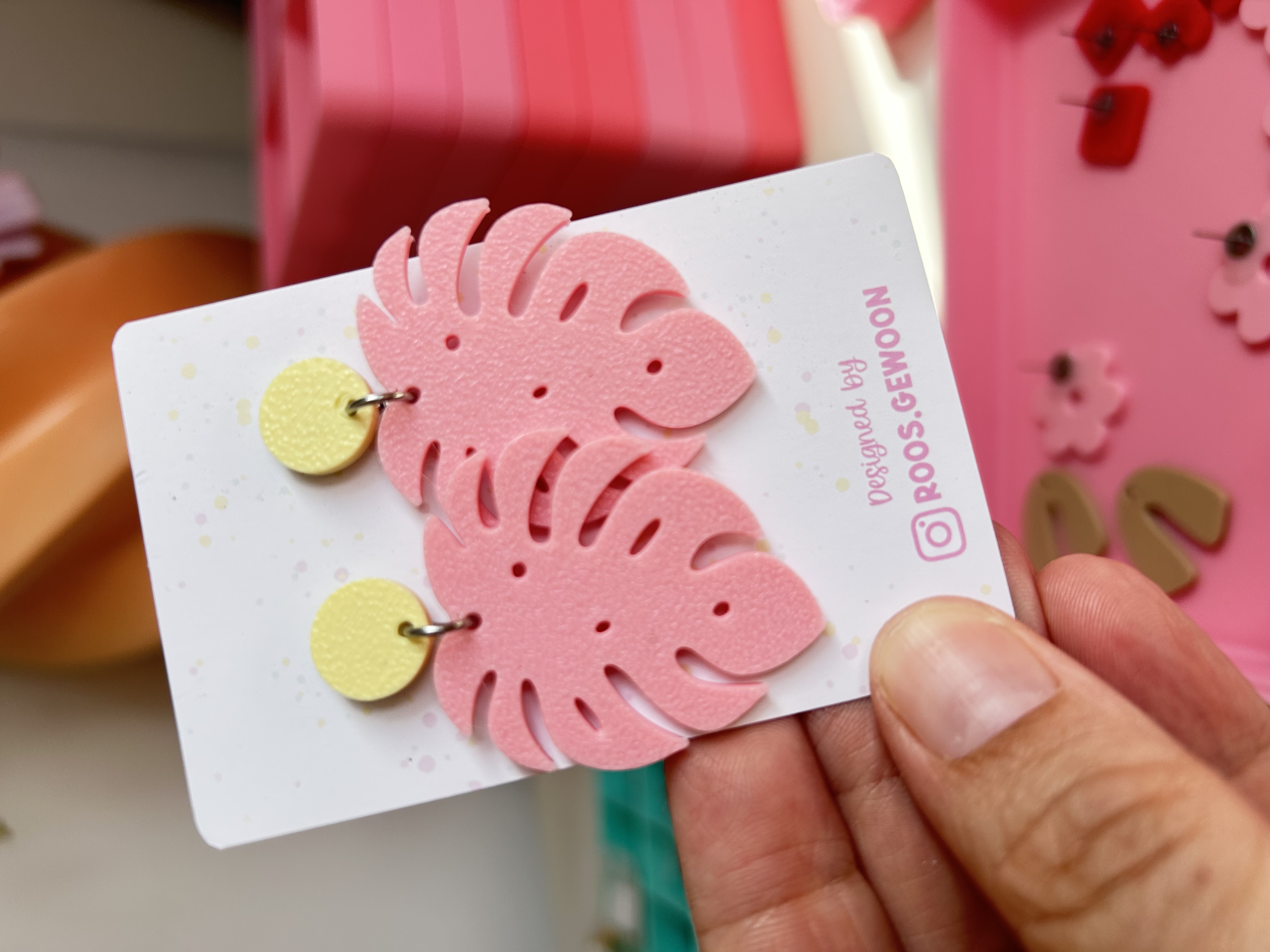 Oorbellen Monstera roze-pastelgeel