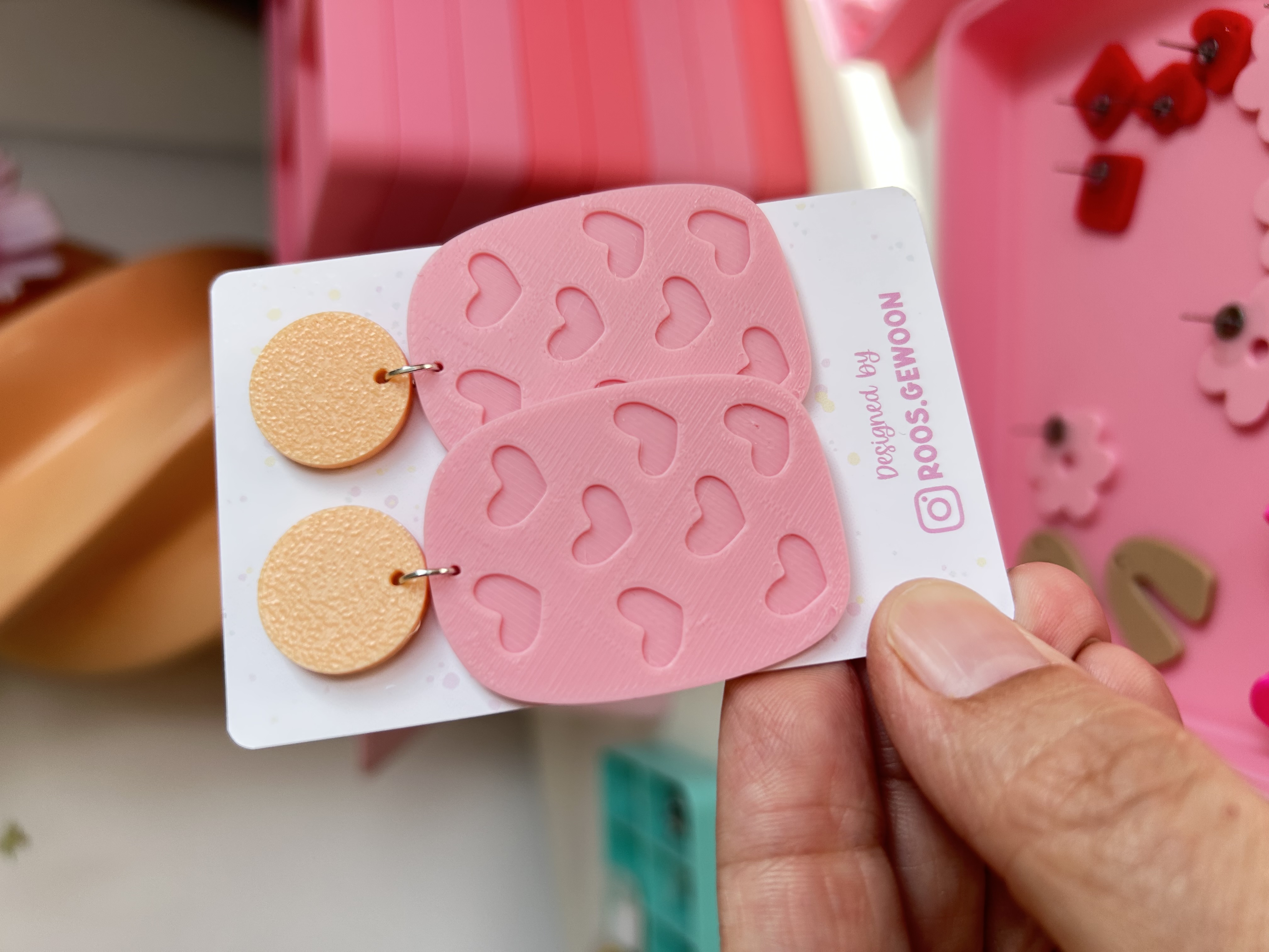 Oorbellen met verzonken hartjes patroon roze-peach