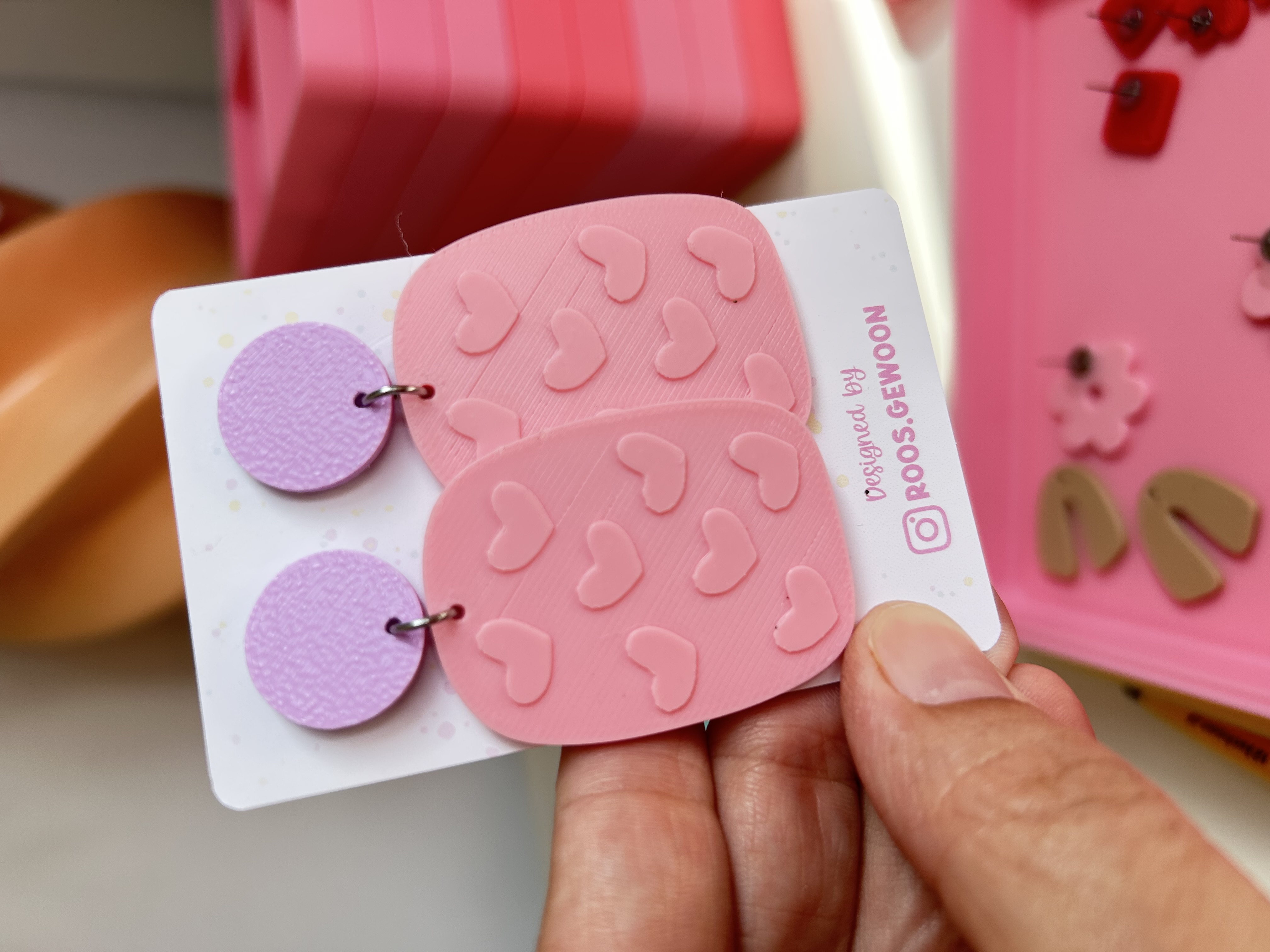 Oorbellen met opliggend hartjes patroon roze-lila