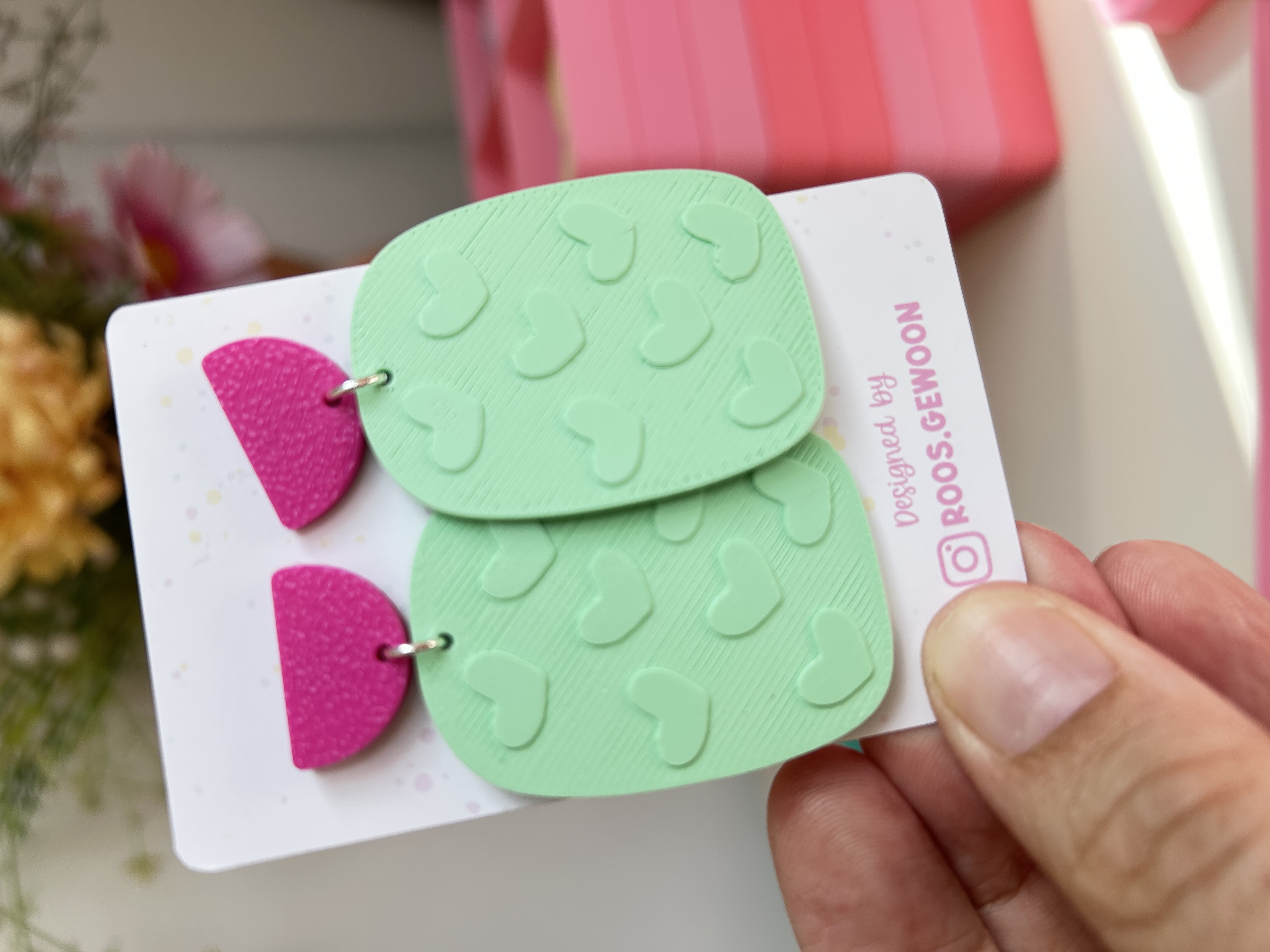 Schoonheidsfoutje Oorbellen met opliggend hartjes patroon donker mint--fuchsia
