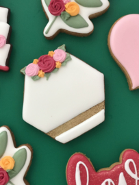 Hexagon met bloemenrand uitsteker 8cm