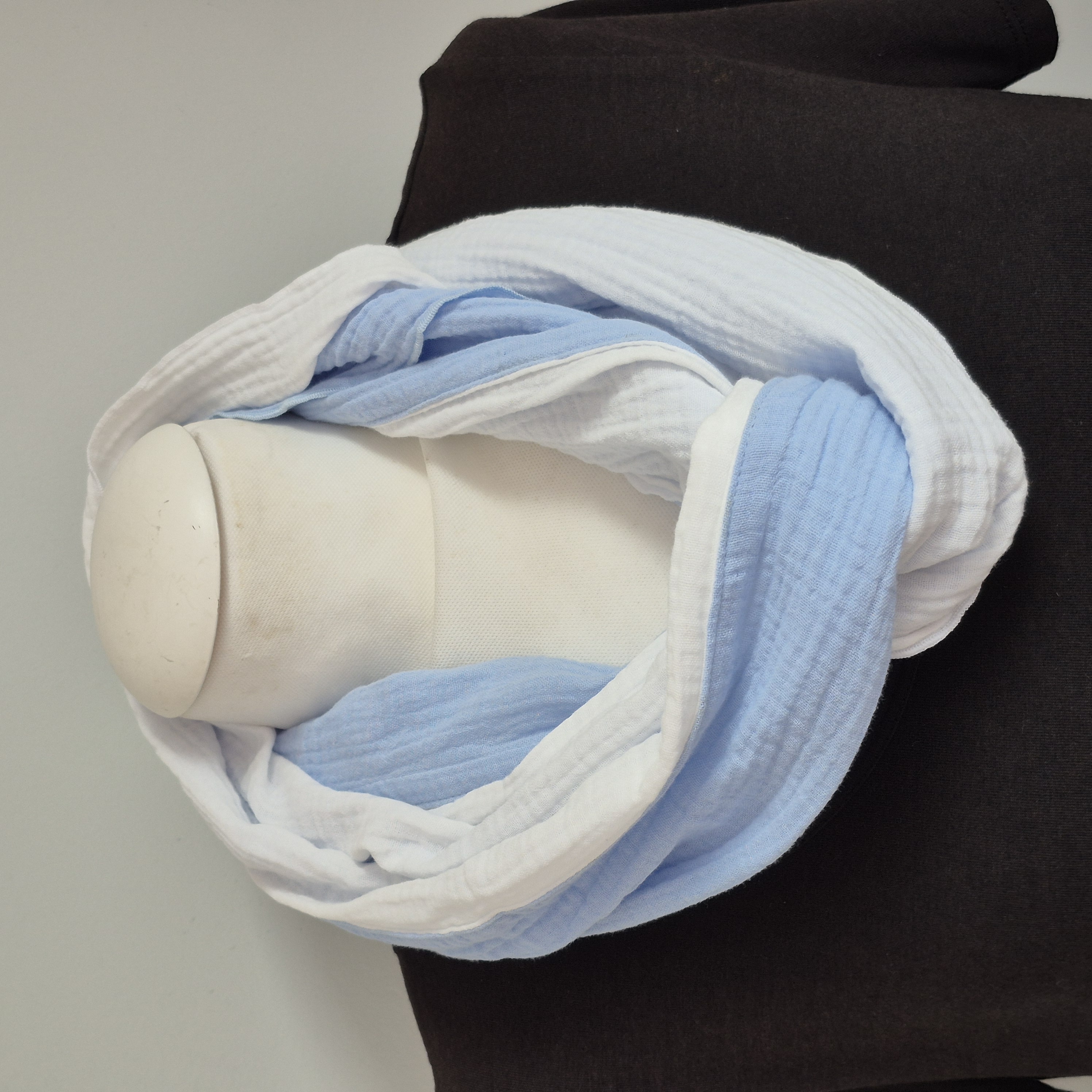Katoenen mousseline colsjaal (wit, blauw | effen)