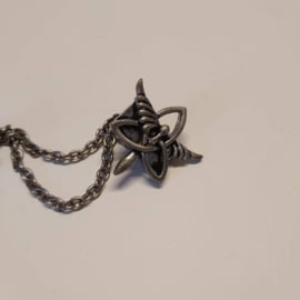 Zilverkleurige vestclip (antiek zilver| Triquetra engel)