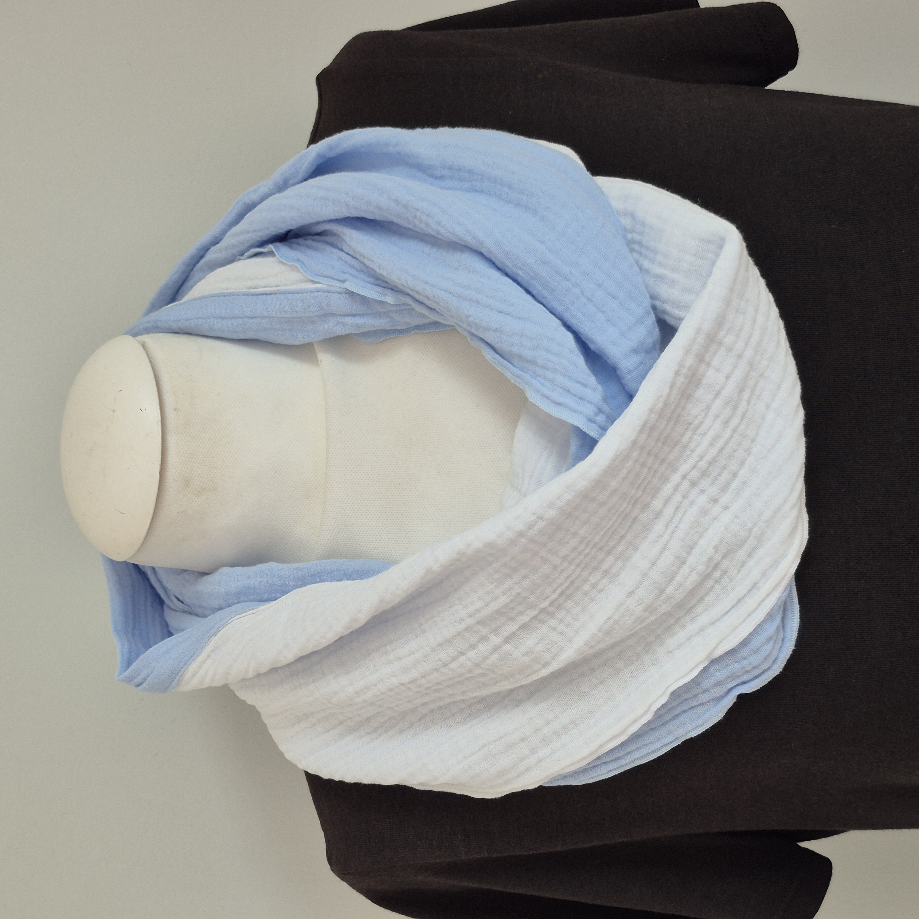 Katoenen mousseline colsjaal (wit, blauw | effen)