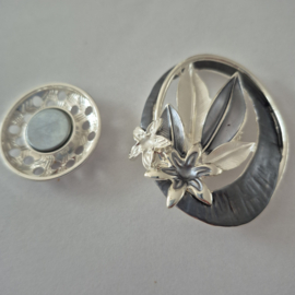 Magneet broche (grijs | ovaal bloemen, blaadjes)