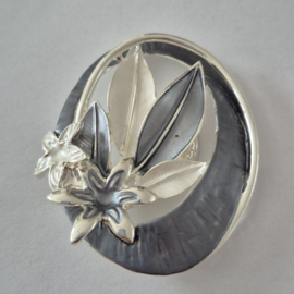 Magneet broche (grijs | ovaal bloemen, blaadjes)