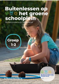 Buitenles op het groene schoolplein Groep 1-2