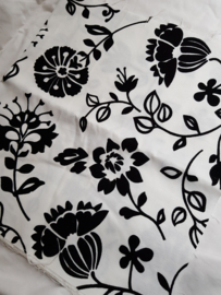 Wit met zwarte bloemen, (meubelstof) ca 45x84 cm (wwz) 2x