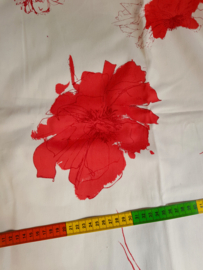 Witte katoen, stretch, rode bloemen 170 b x 158 cm (sbp)