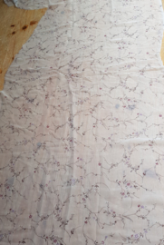 Stukje wit transparant met kleine bloemetjes