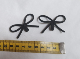 2 zwarte strikjes