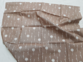 Katoen (patchwork), taupe met bloem, min. 45x55 cm (bmb)