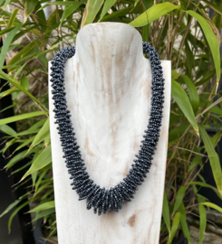 Kraaltjes ketting met gevlochten kringeltjes