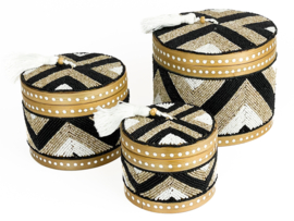 Round offering basket with beads in black/cream/white