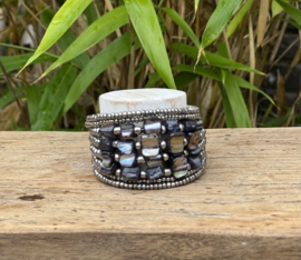 Kraaltjes armband met parelmoer