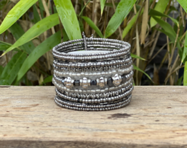 Kraaltjes armband  met bedeltjes