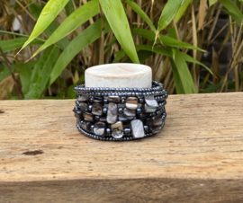 Kraaltjes armband met parelmoer
