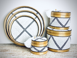 Round offering basket with beads in white and black