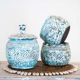 Tribal houten pot met deksel handgesneden turquoise/wit/natural
