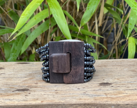 Kraaltjes armband met houten sluiting