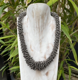 Kraaltjes ketting met gevlochten kringeltjes