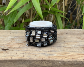 Kraaltjes armband met parelmoer