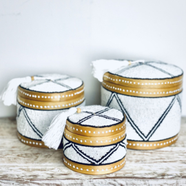 Round offering basket with beads in white and black