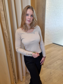 trui met strikdetail camel