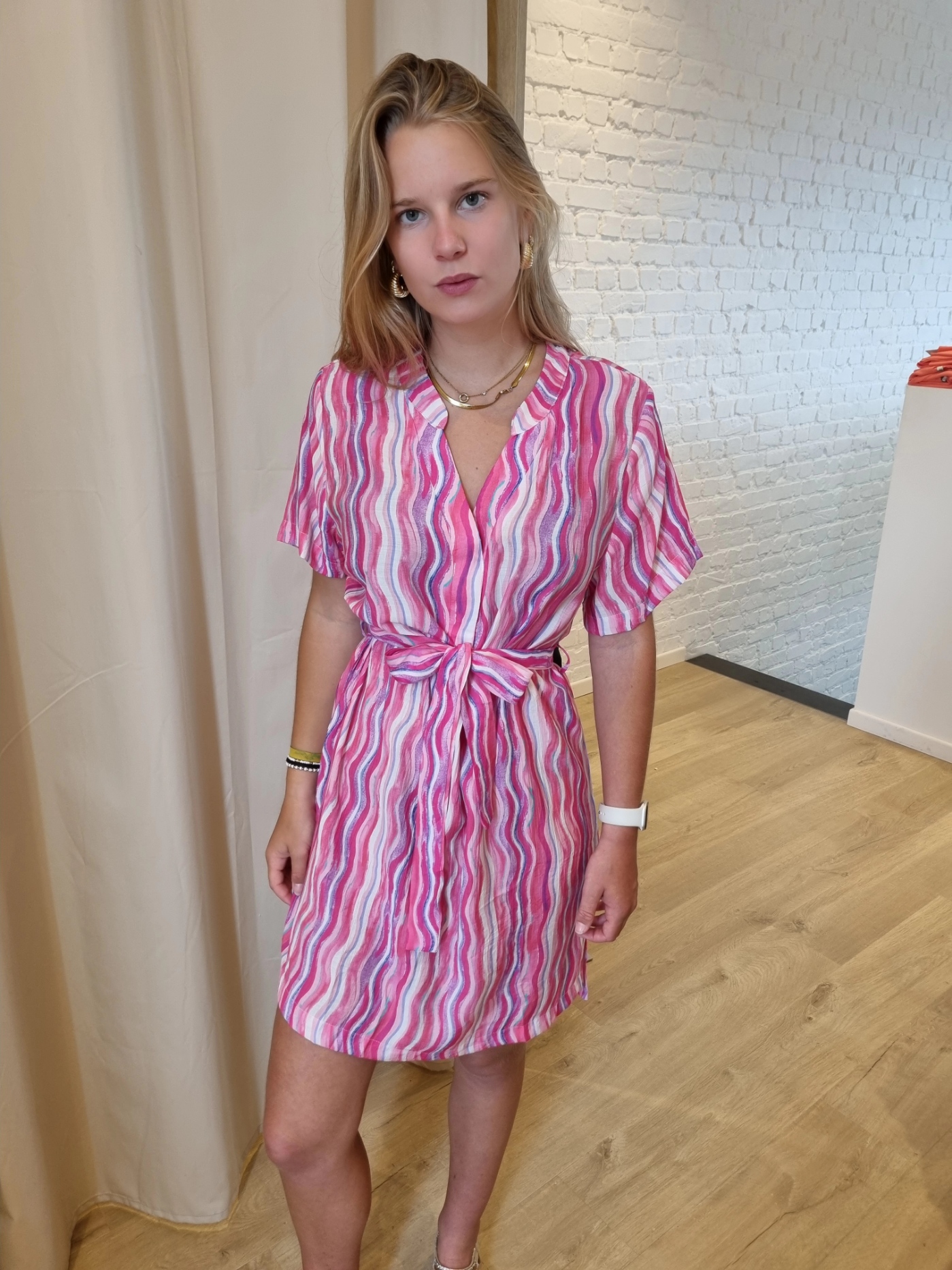 viscose jurk met fuchsia streepjes