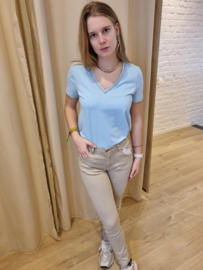 T-shirt met V-hals en zilveren boordje lichtblauw