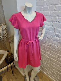 fuchsia jurk met frulletjes mouwen en kant achteraan (tot maat 50)
