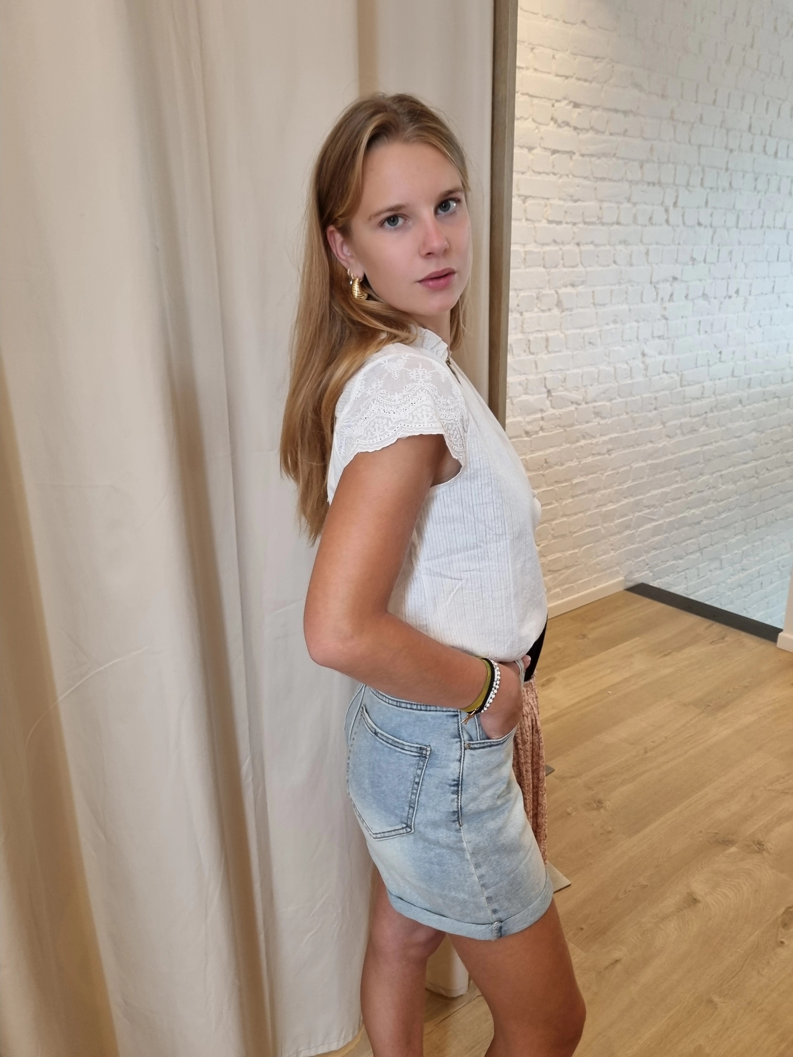 lichtblauwe jeans short met omslagboordje T8012-4-100