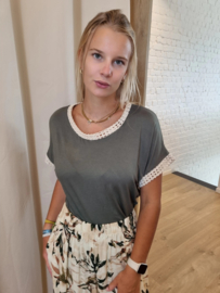 T-shirt met ronde hals en gouden afwerking kaki