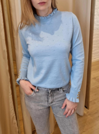 trui met klein frulletje aan de hals en gouden knoopjes lichtblauw