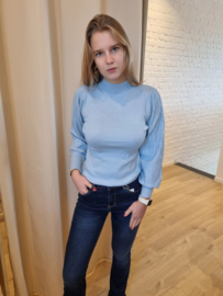 aansluitend truitje met licht glanseffect in de mouwen lichtblauw