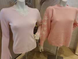 fijn truitje met kanten mouwen lichtroze