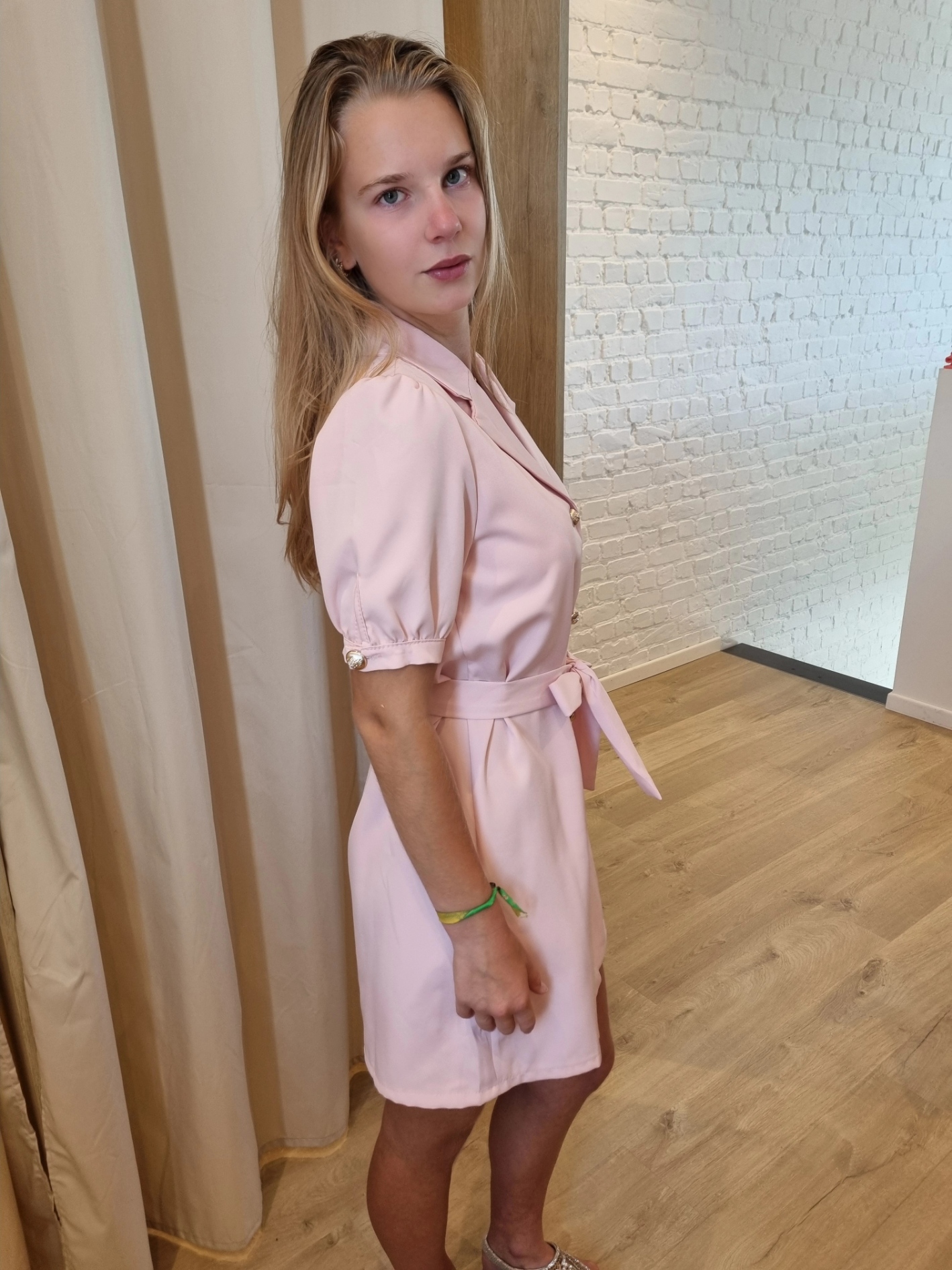 classy jurk met gouden knopen roze