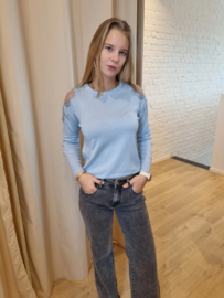 licht truitje met open motief aan de schouders lichtblauw