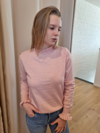 trui met klein frulletje aan de hals en gouden knoopjes oudroze