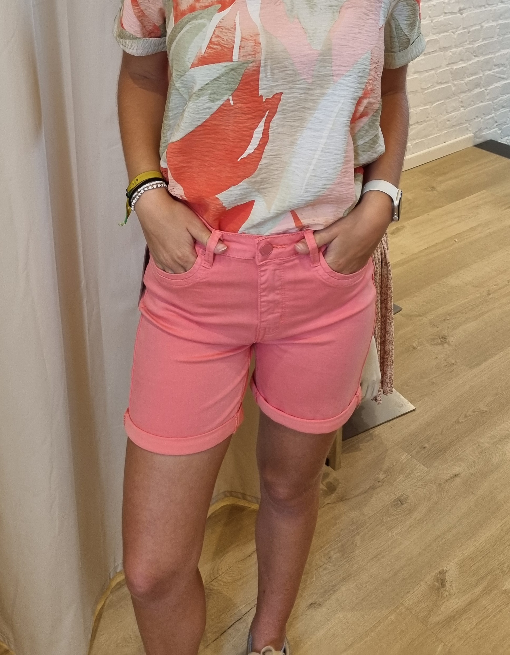 super stretch push up shortje met omslag boord koraal