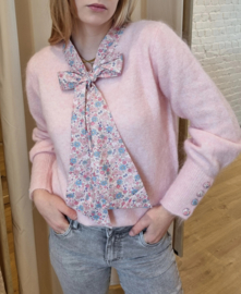 trui met gekleurde strik roze